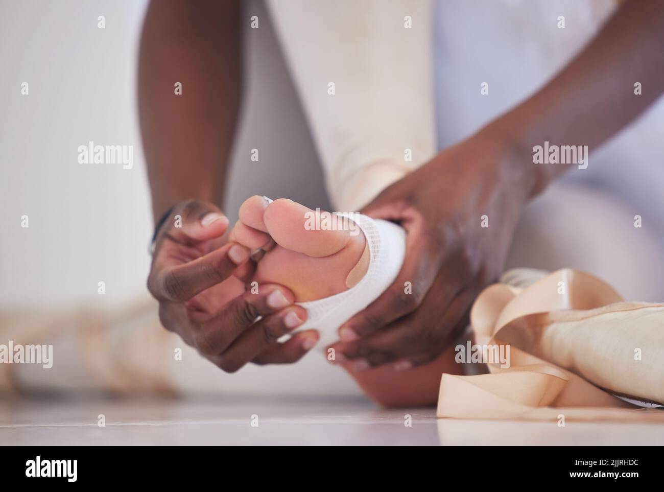 Therell sempre essere un motivo per rinunciare. Una ballerina irriconoscibile balletto che lega sulle sue scarpe pointe. Foto Stock