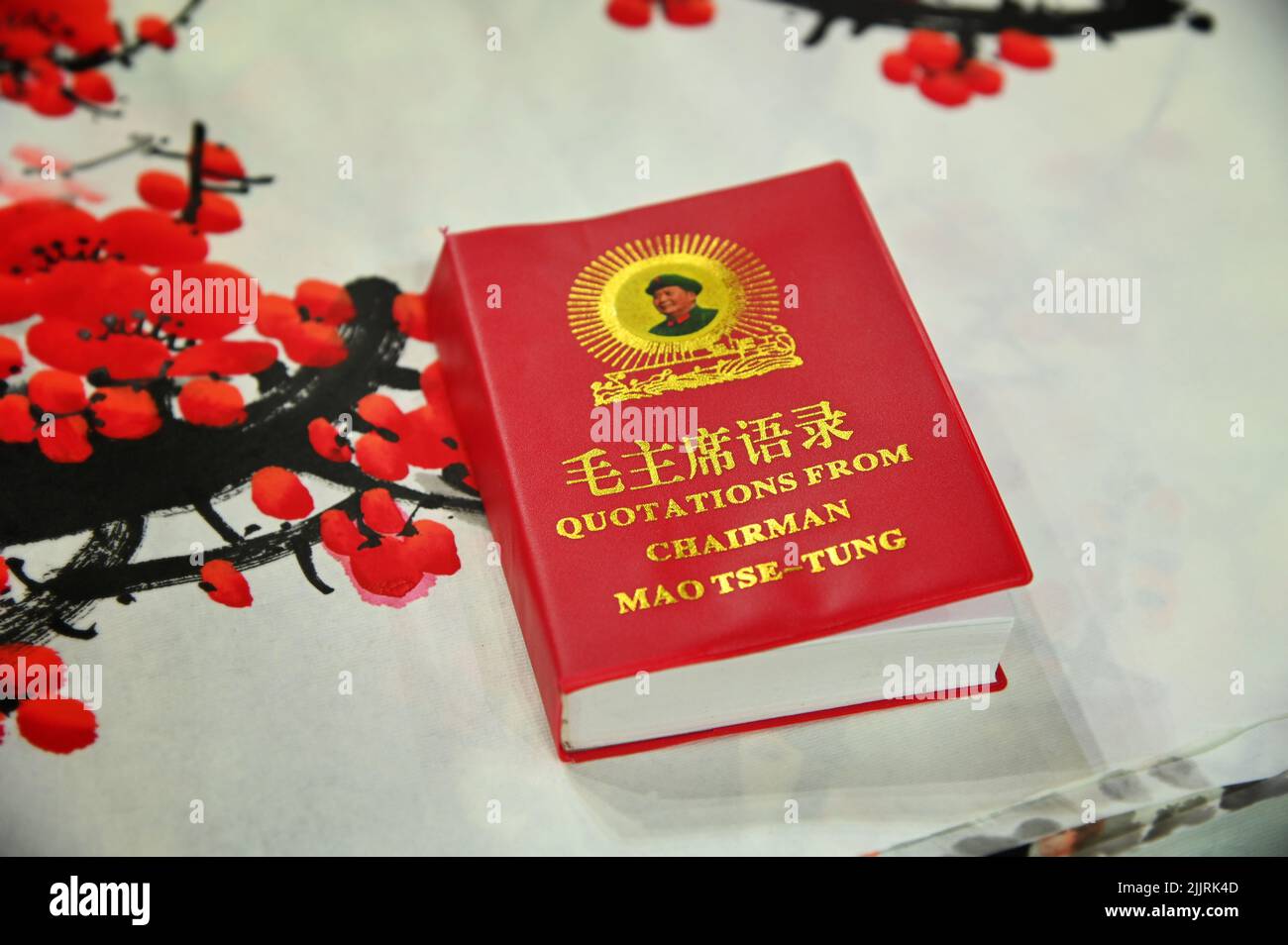 Primo piano dell'iconico Libro Rosso, una raccolta di citazioni di Mao Zedong Foto Stock