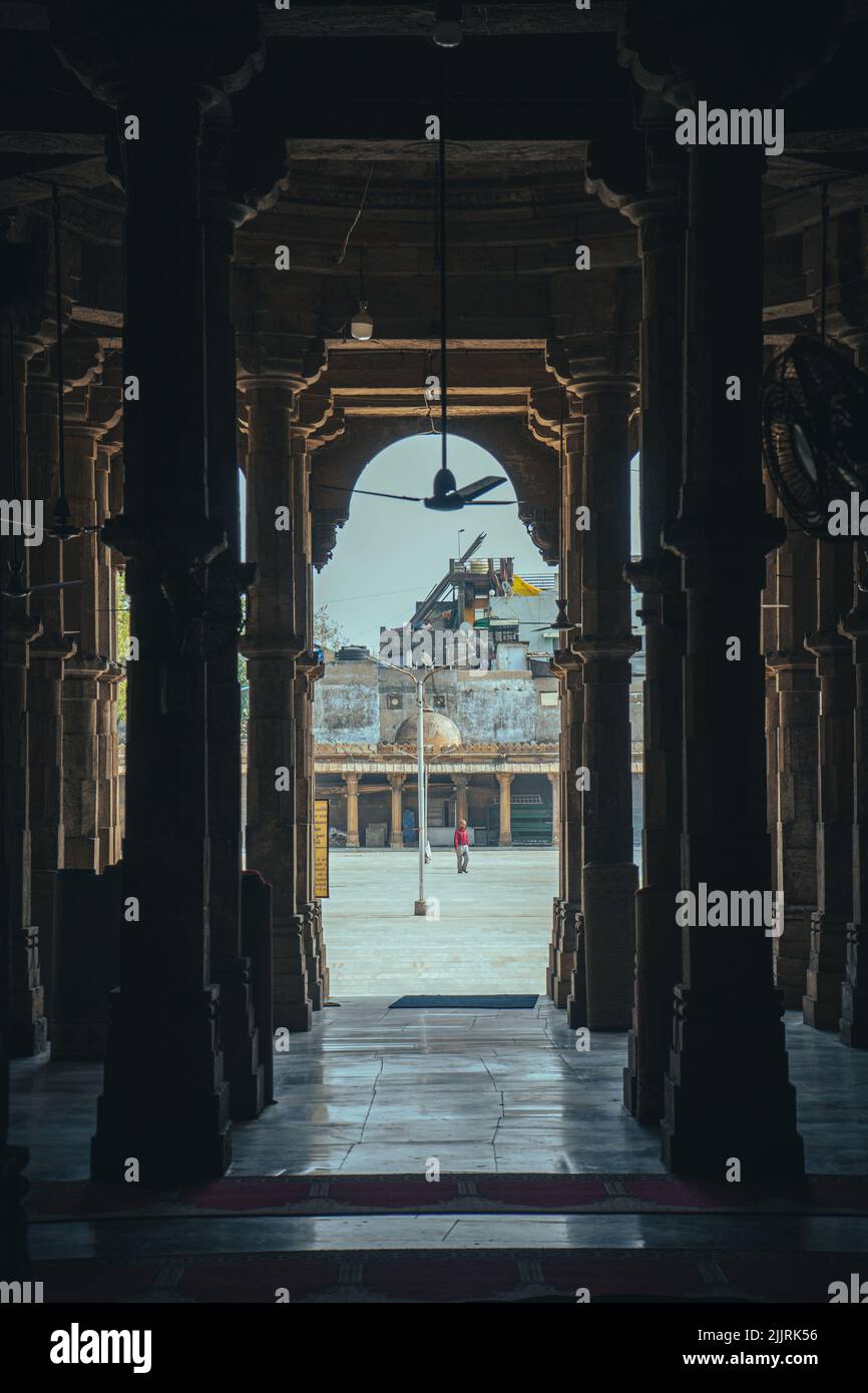 Un colpo verticale di un maschio indiano a Jama Masjid ad Ahmedabad, India Foto Stock