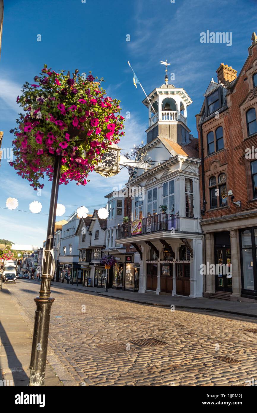 Luogo famoso in Inghilterra Guildford High Street il Guildhall architettura storica mattina presto luce del sole Guildford Surrey Inghilterra Europa Foto Stock