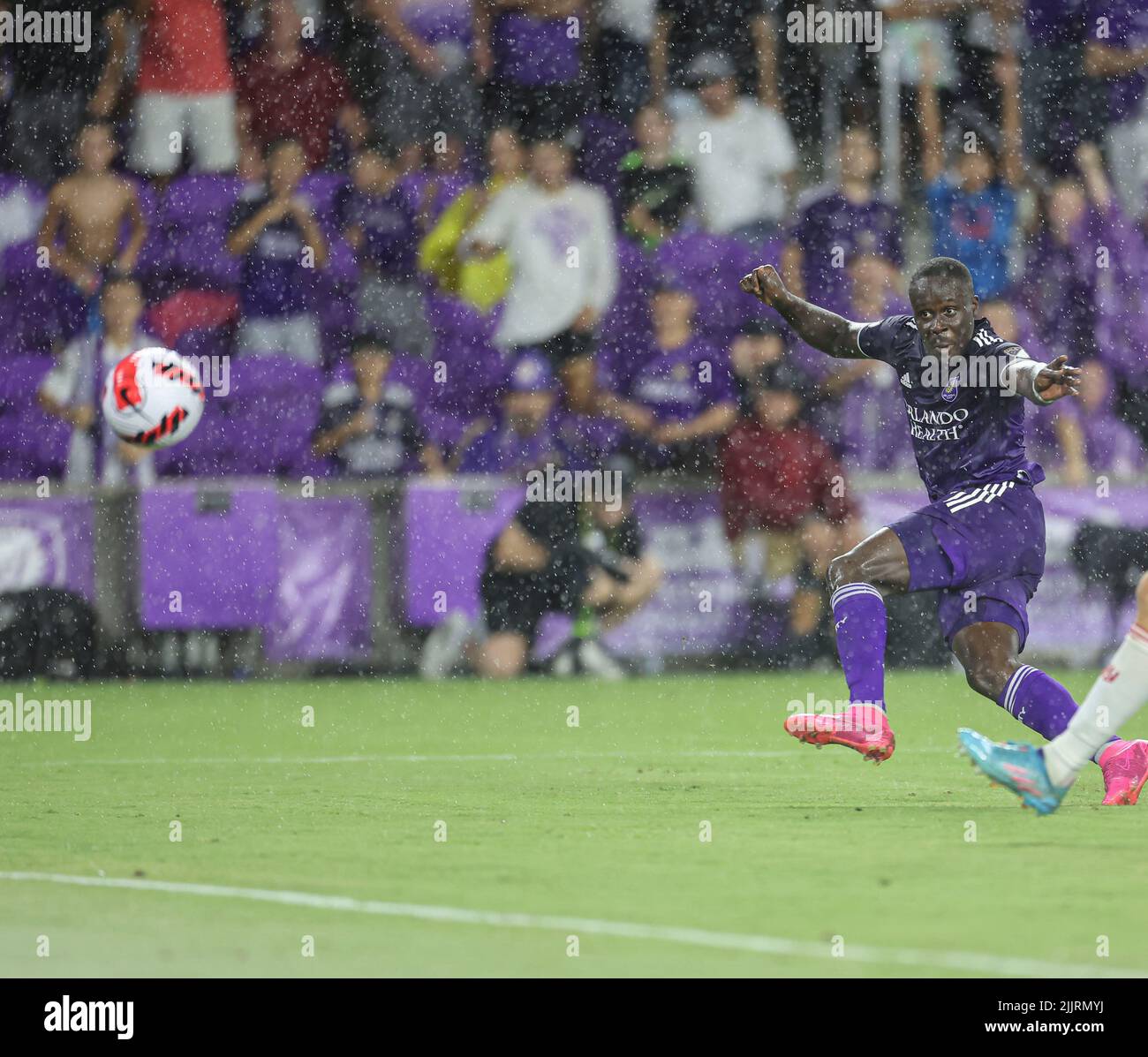 Orlando, FL: Orlando City Forward Benji Michel (19) spara la palla e segna durante il Lamar Hunt U.S. Open Cup Semifinale MLS gioco contro il nuovo Foto Stock