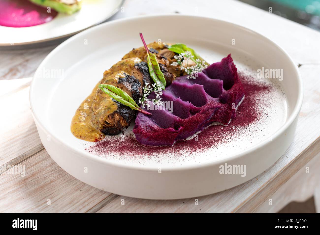 Bistecca di Jackfruit con purea di patate dolci. Cucina vegana a base di piante Foto Stock