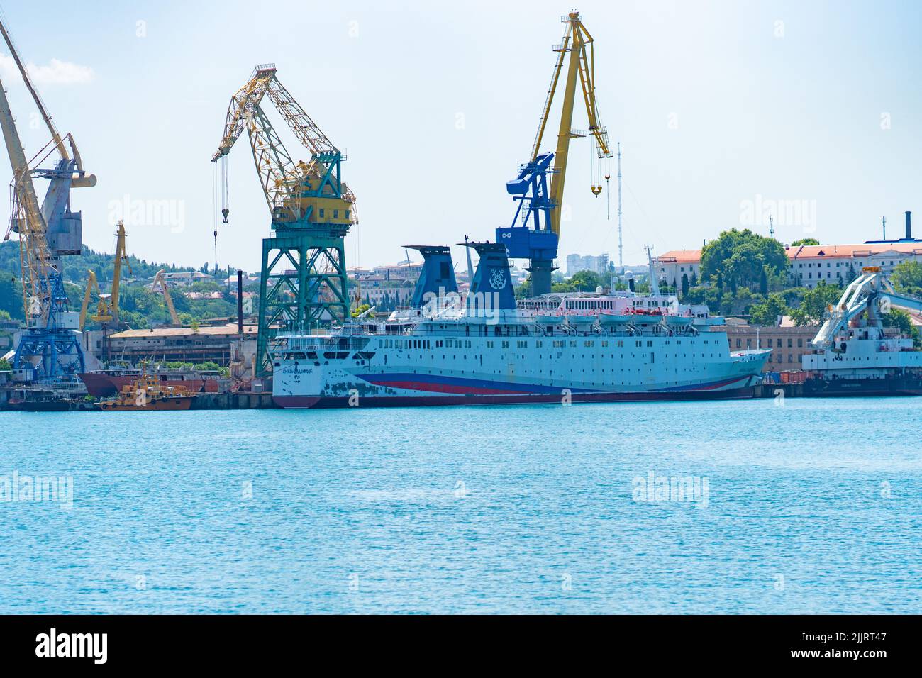 RUSSIA, CRIMEA - LUG 08, 2022: Sevastopol Bay sera panorama aereo vista porto mare porto barca porto, concetto di trasporto marittimo dalla città e città all'aperto Foto Stock