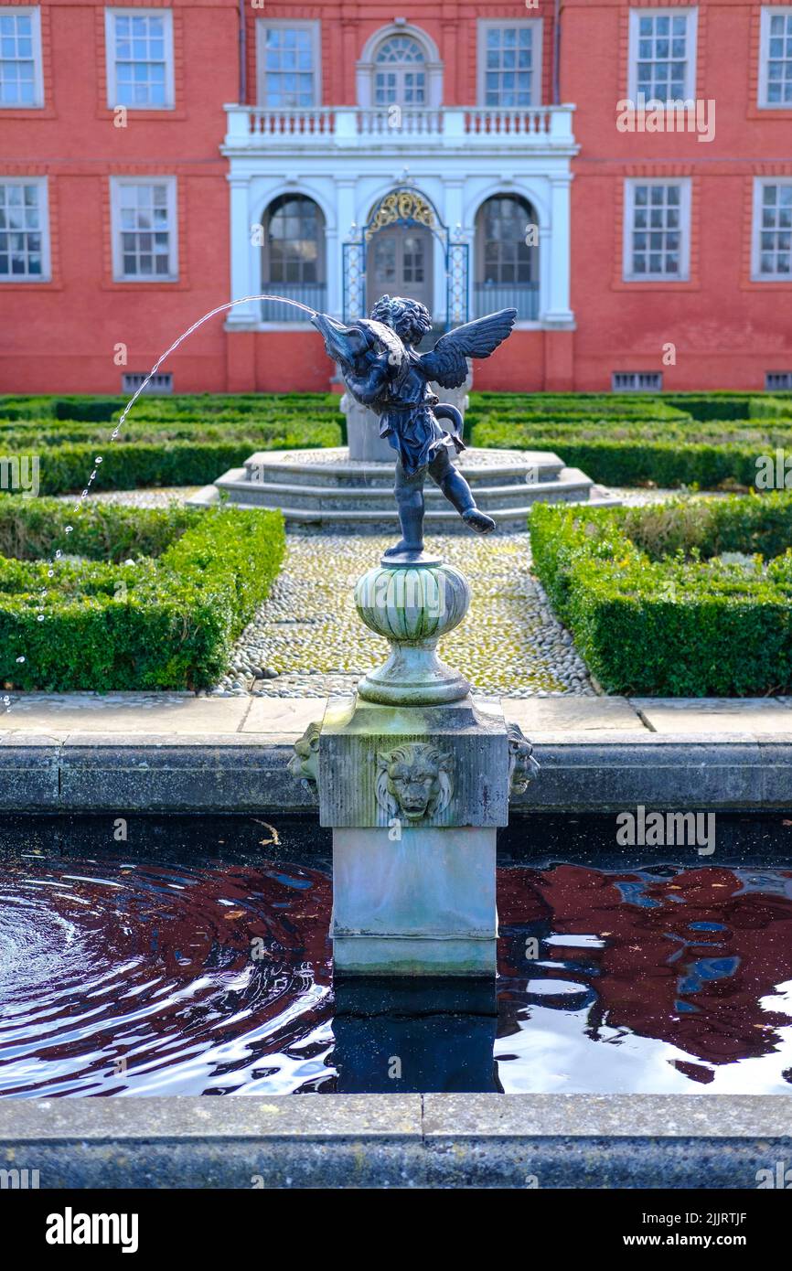 Giardino del Palazzo di Kew statua del "ragazzo con un delfino" di Verrocchio, giardino delle regine, Kew Gardens, Dutch House, Richmond upon Thames, Inghilterra, Regno Unito. Foto Stock