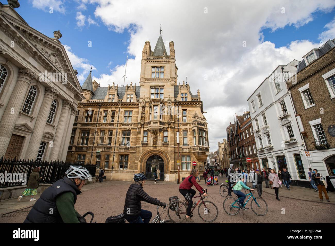 Una vista dei ciclisti che cavalcano su una strada incantevole nel centro di Cambridge, Regno Unito Foto Stock
