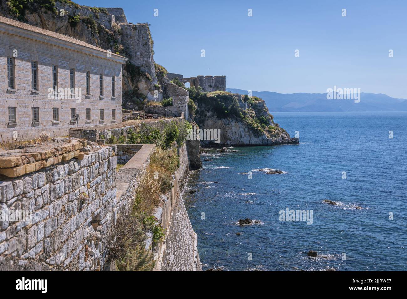Vista dalla zona vicino alla Chiesa di San Giorgio nella vecchia Fortezza Veneziana nella città di Corfù su un'isola greca di Corfù Foto Stock
