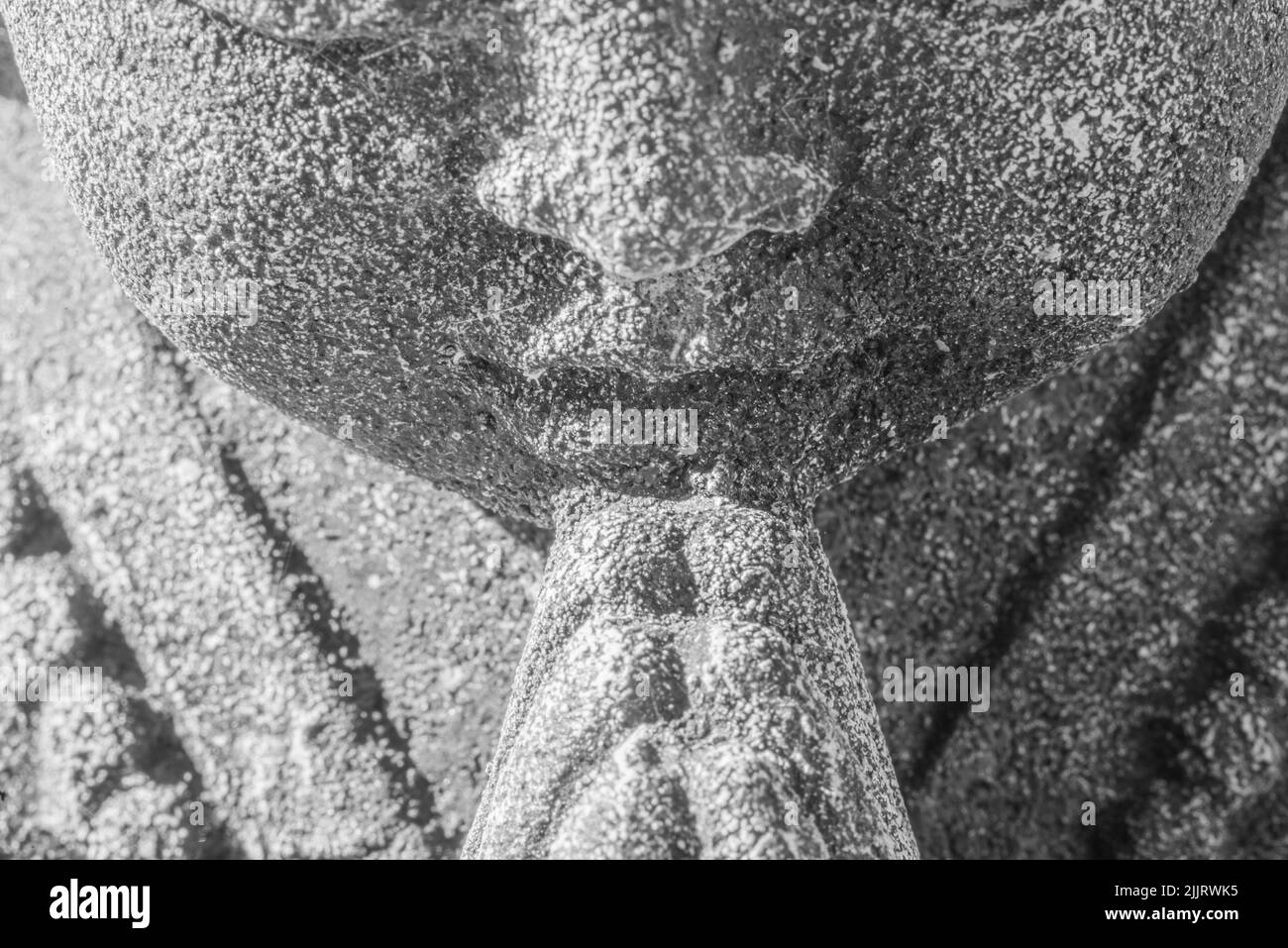 Statua di pietra di un monaco buddista che prega. Foto Stock