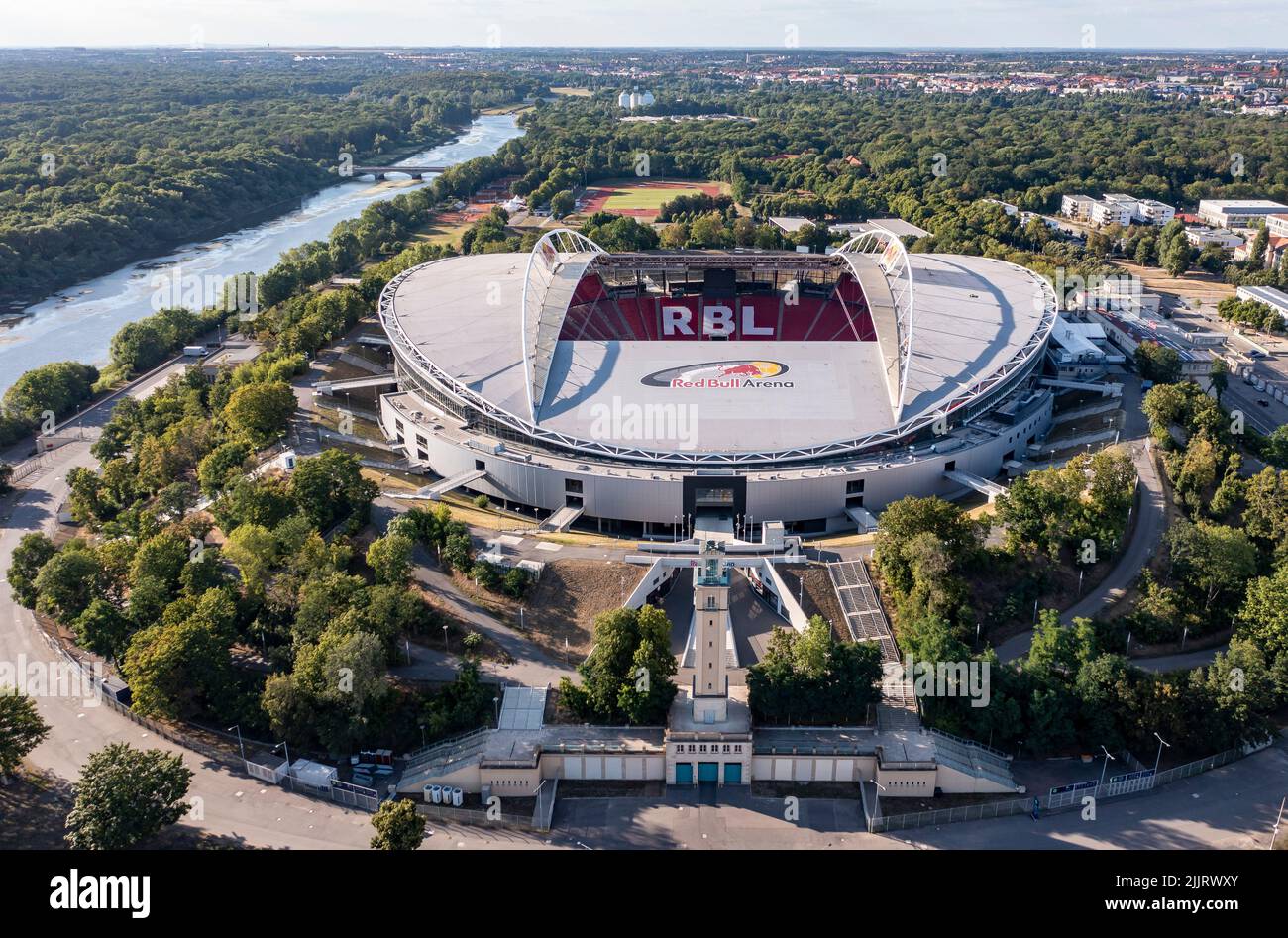 Lipsia, Germania. 27th luglio 2022. Vista della Red Bull Arena Leipzig, ora  completamente attrezzata con posti a sedere rossi. RB Leipzig ospita fino a  47.069 spettatori. (Vista aerea con drone) Credit: Jan