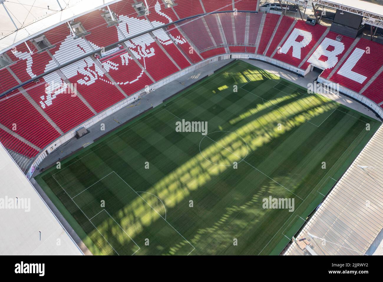 Lipsia, Germania. 27th luglio 2022. Vista della Red Bull Arena Leipzig, ora completamente attrezzata con posti a sedere rossi. RB Leipzig ospita fino a 47.069 spettatori. (Vista aerea con drone) Credit: Jan Woitas/dpa/Alamy Live News Foto Stock