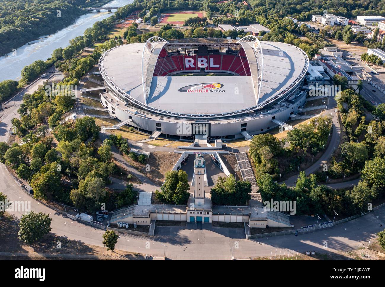 Lipsia, Germania. 27th luglio 2022. Vista sulla Red Bull Arena Leipzig. La casa di RB Leipzig ospita fino a 47 069 spettatori. (Vista aerea con drone) Credit: Jan Woitas/dpa/Alamy Live News Foto Stock