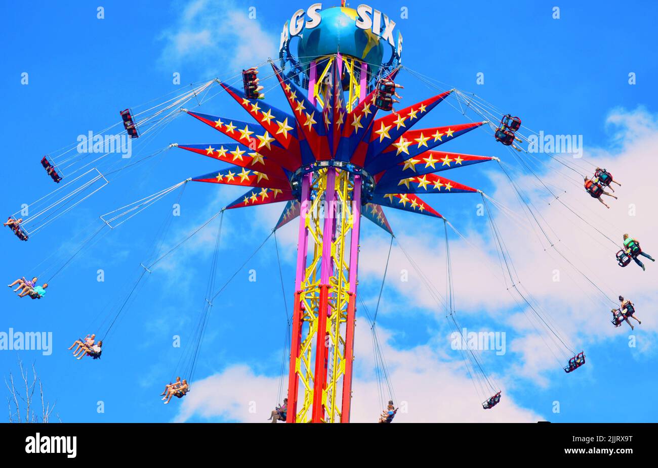 Un'inquadratura a basso angolo del parco divertimenti Sky Screamer Six Flags di Eureka, Missouri Foto Stock