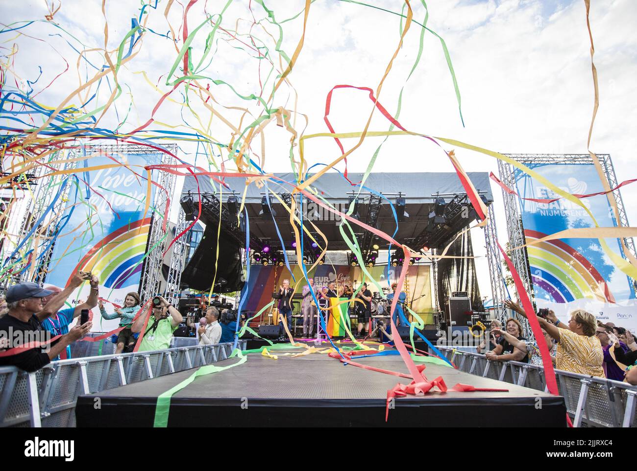 2022-07-27 20:22:17 NIJMEGEN - apertura degli Eurogames sul Waalkade. L'evento sportivo LGBTQI+ è organizzato ogni anno in una città diversa in Europa. ANP EVA PLEVIER olanda OUT - belgio OUT Foto Stock
