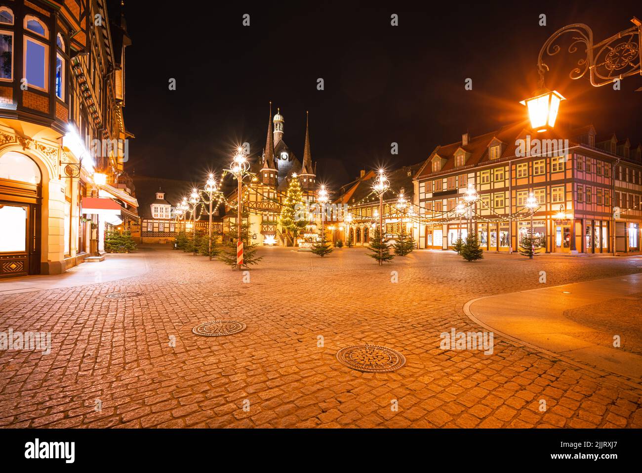 Il municipio di Wernigerode di notte con vista sulla piazza del mercato deserta Foto Stock
