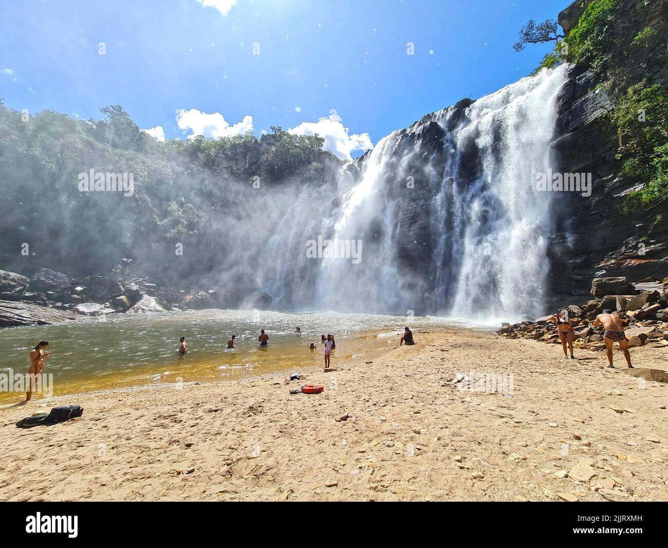 Una vista panoramica della gente che riposa vicino alla cascata Corumba a Corumba, Goias, Brasile Foto Stock