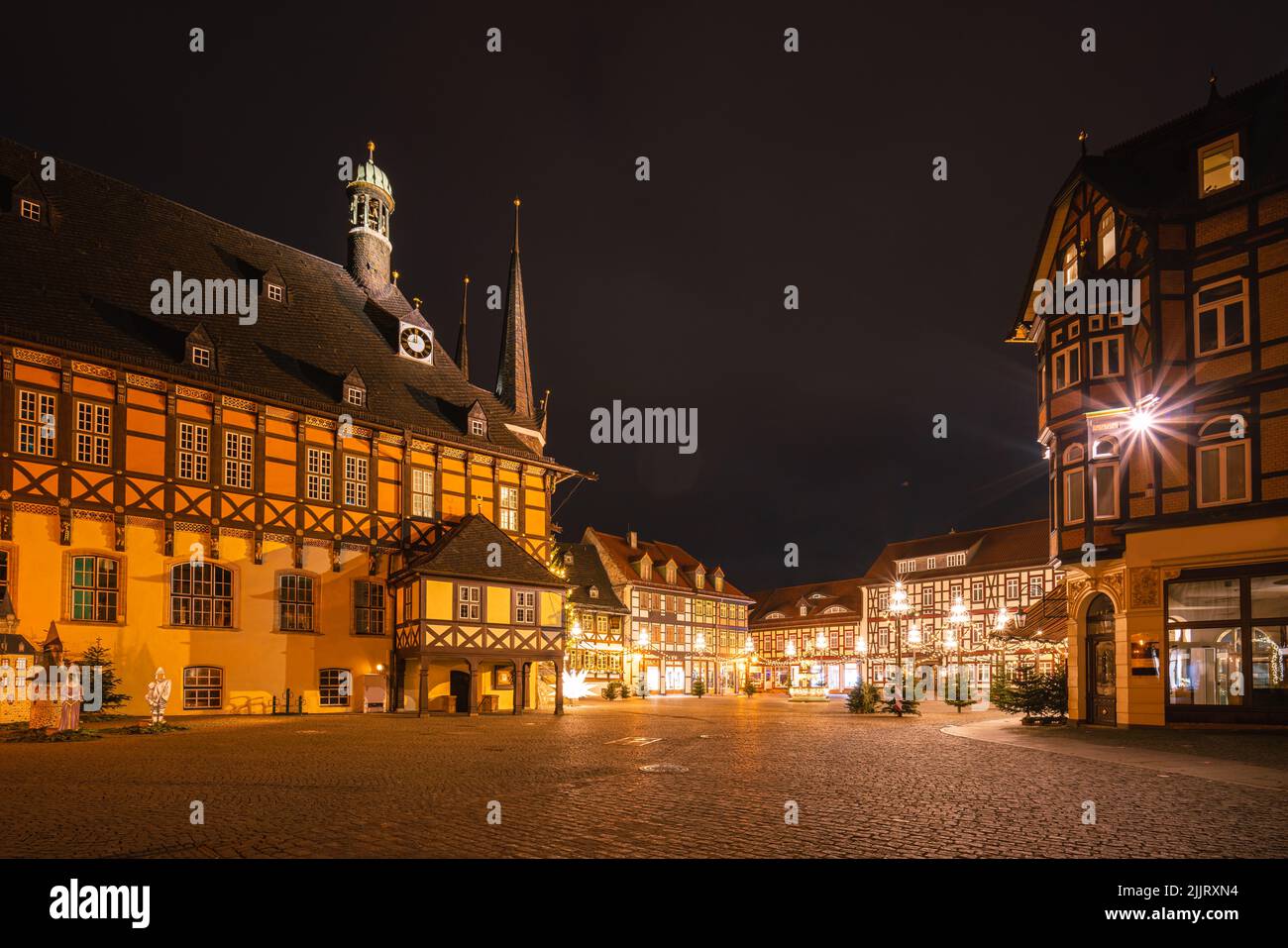 Il municipio di Wernigerode di notte con vista sulla piazza del mercato Foto Stock