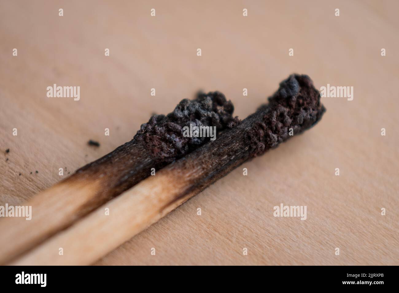 Alcuni fiammiferi di legno su una superficie di legno grigio Foto