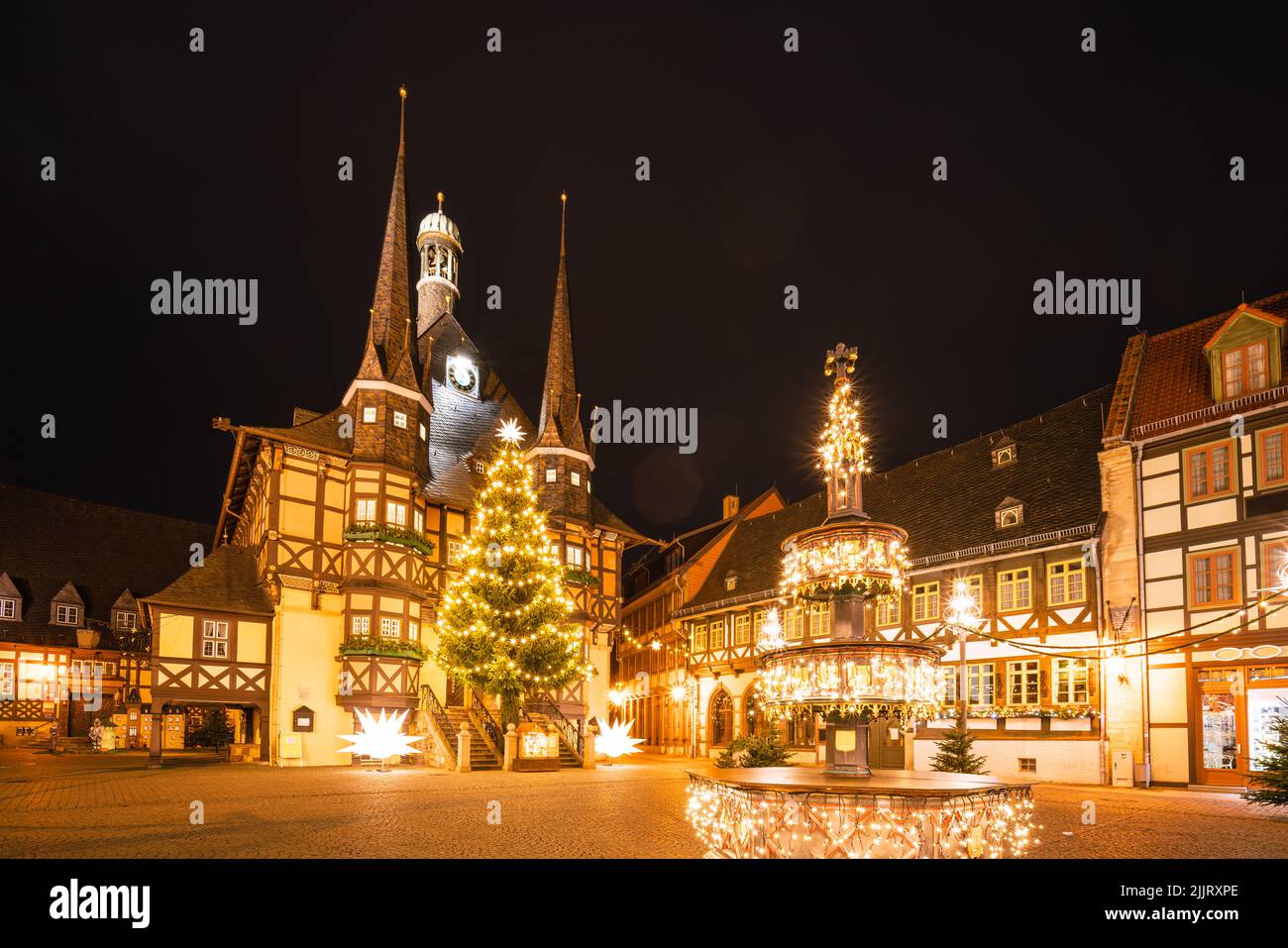 Wernigerode mercatino di Natale di notte. Luci di Natale e fontana. Germania Foto Stock