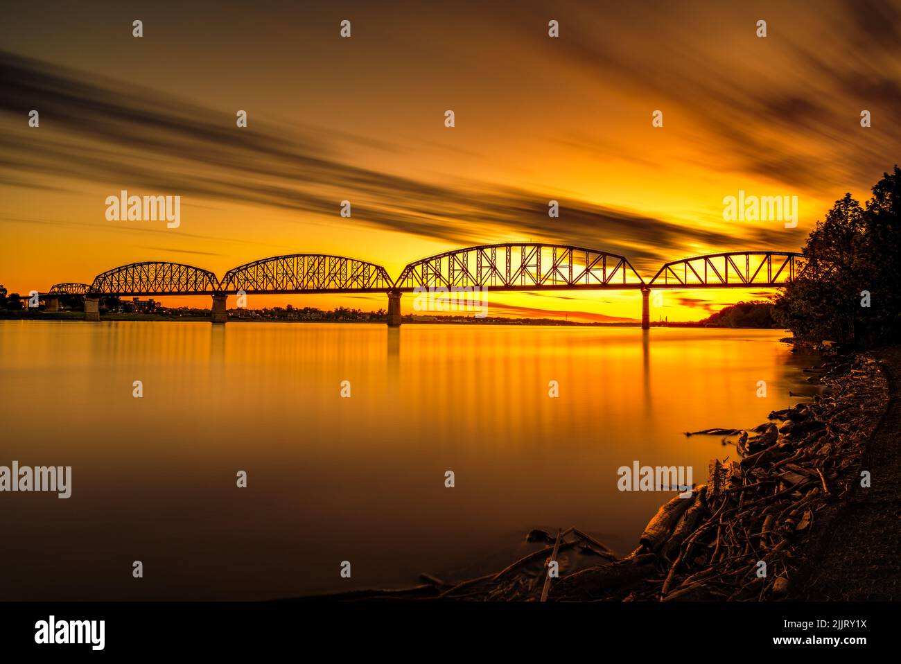 Un bel colpo laterale di Big Four Bridge al tramonto cielo giallo Foto Stock