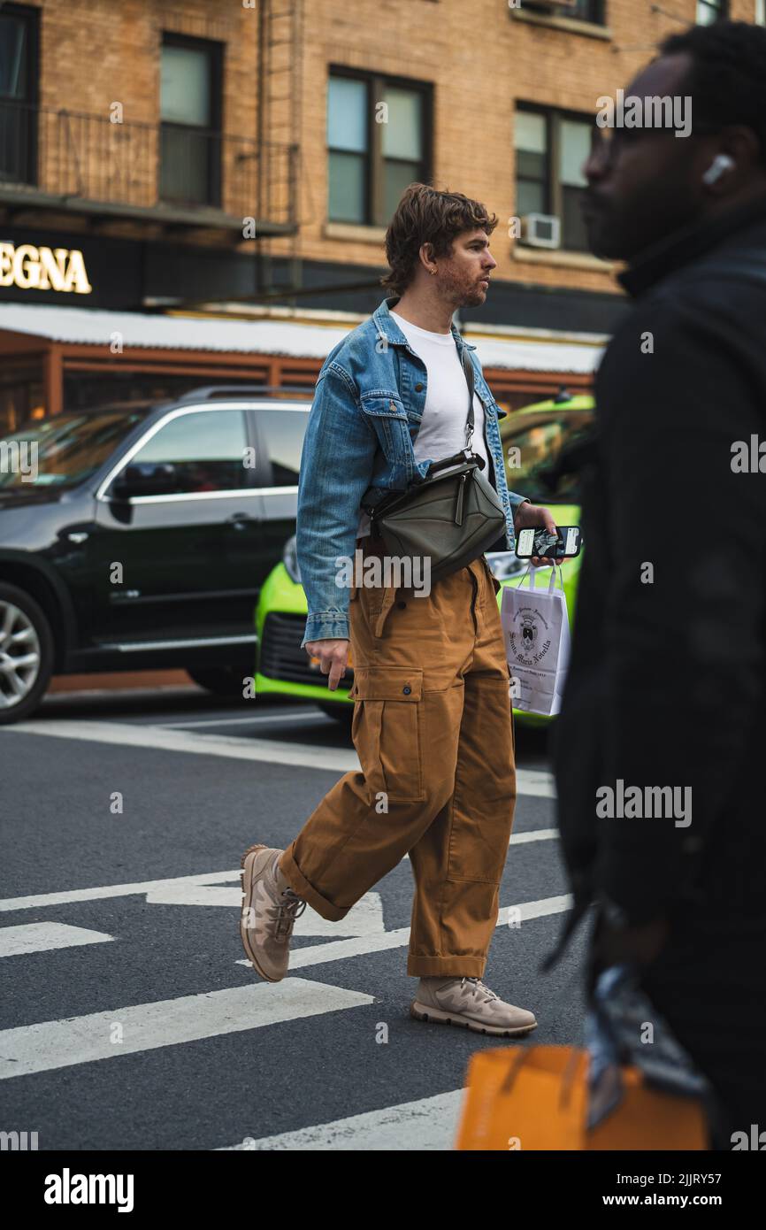 Un colpo verticale di un bell'uomo durante la New York Fashion Week Foto Stock