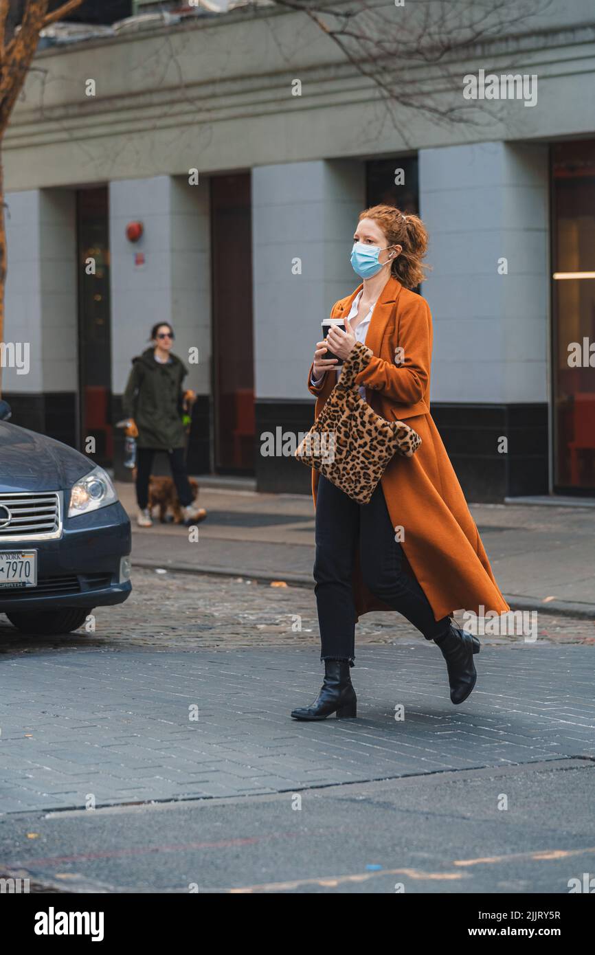 Un colpo verticale di una bella donna durante la New York Fashion Week Foto Stock