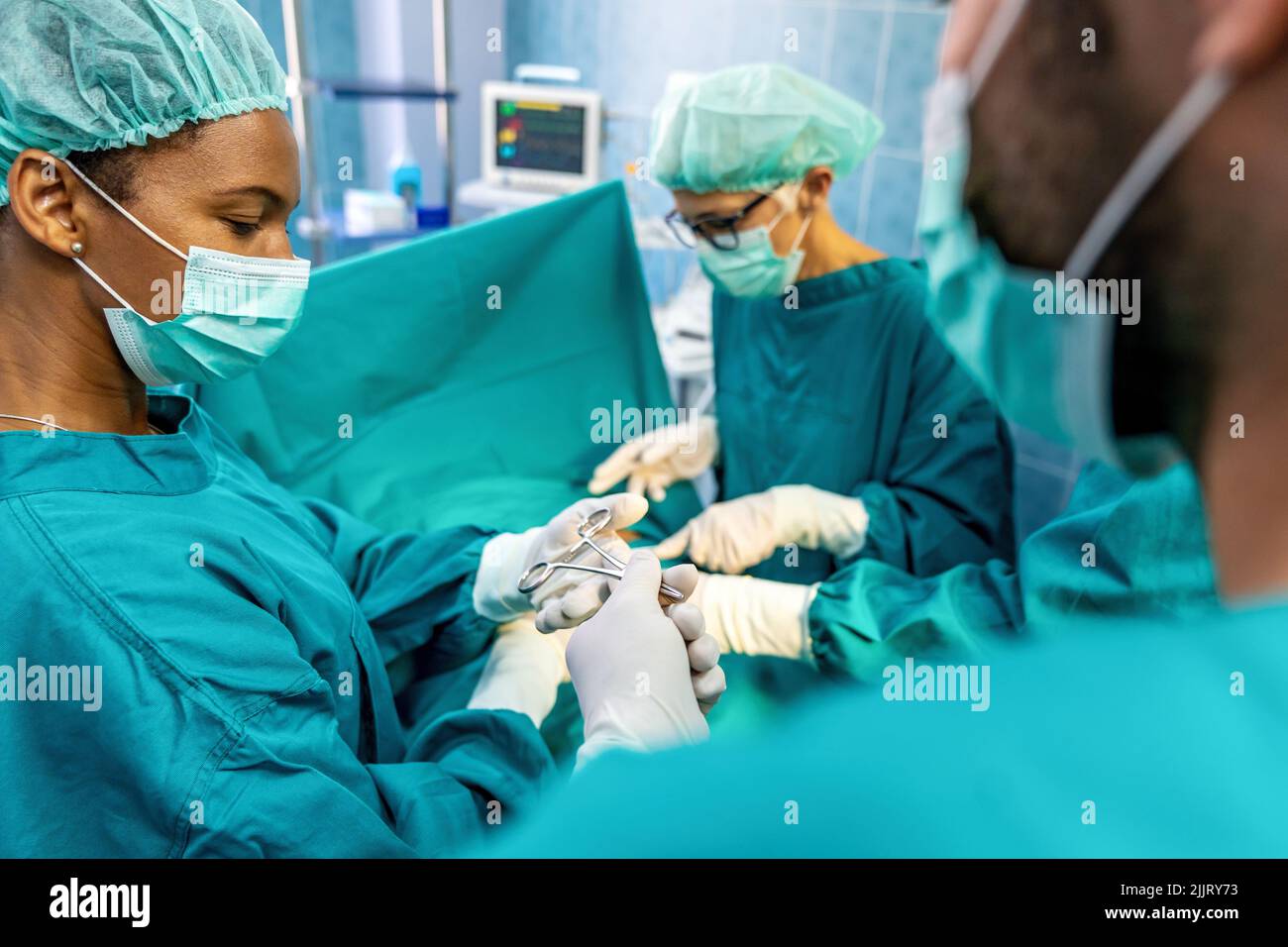 Gruppo di chirurghi in esercizio in sala operatoria presso l'ospedale. Chirurgia, medicina e concetto di persone Foto Stock