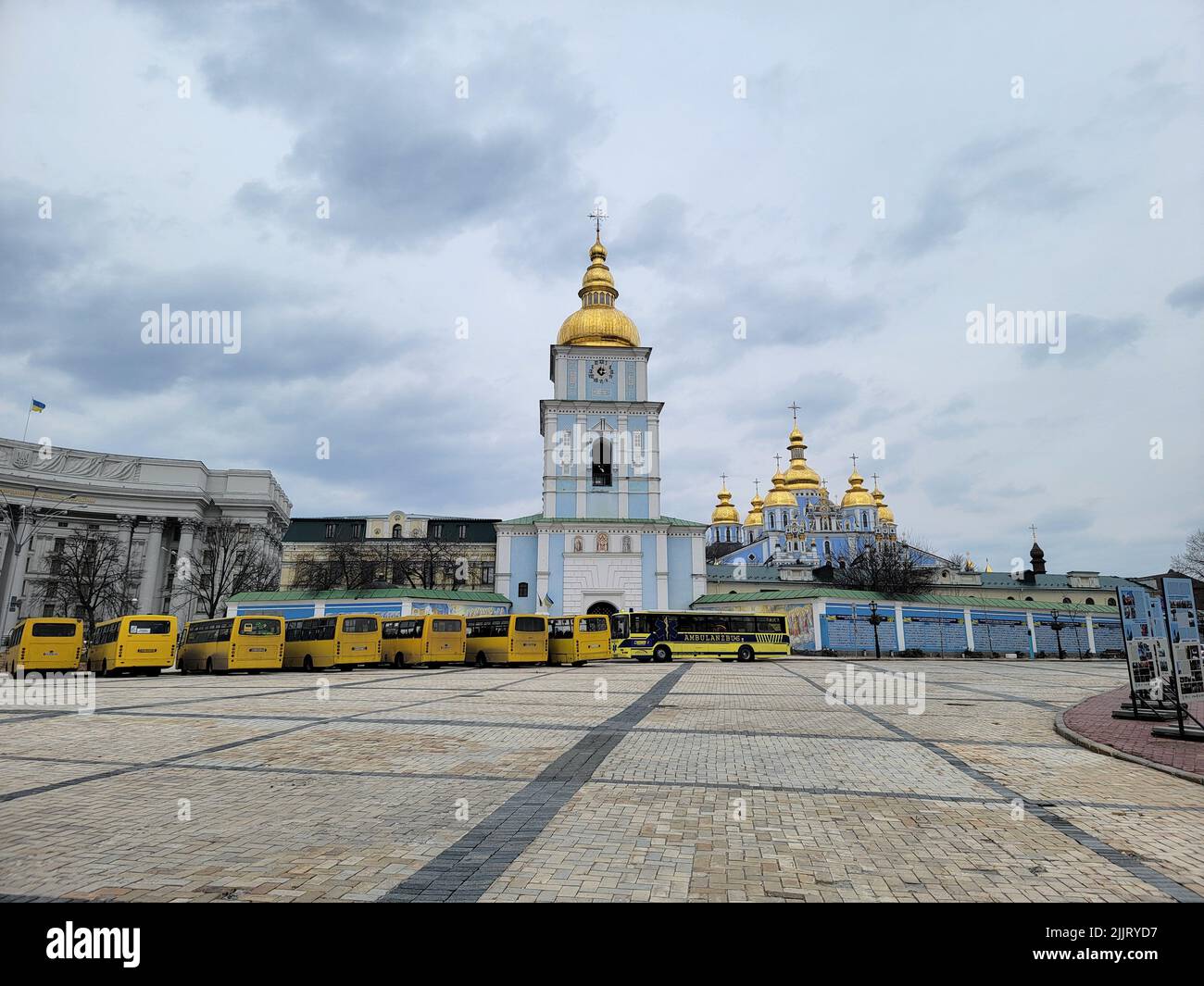 Gli autobus dell'ambulanza di fronte al monastero di San Michele a Kyiv, Ucraina. Foto Stock