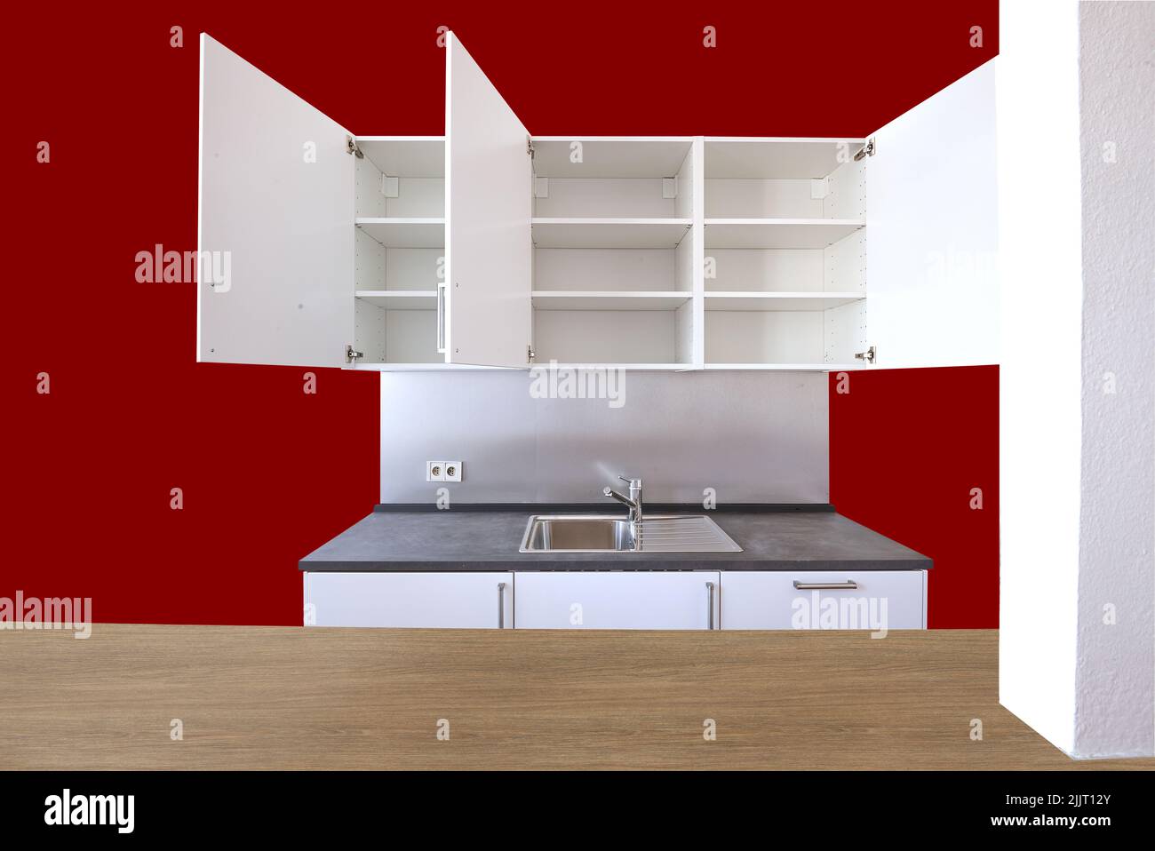 Mobili svedesi minimalisti da cucina con ripiani aperti e banco in legno Foto Stock