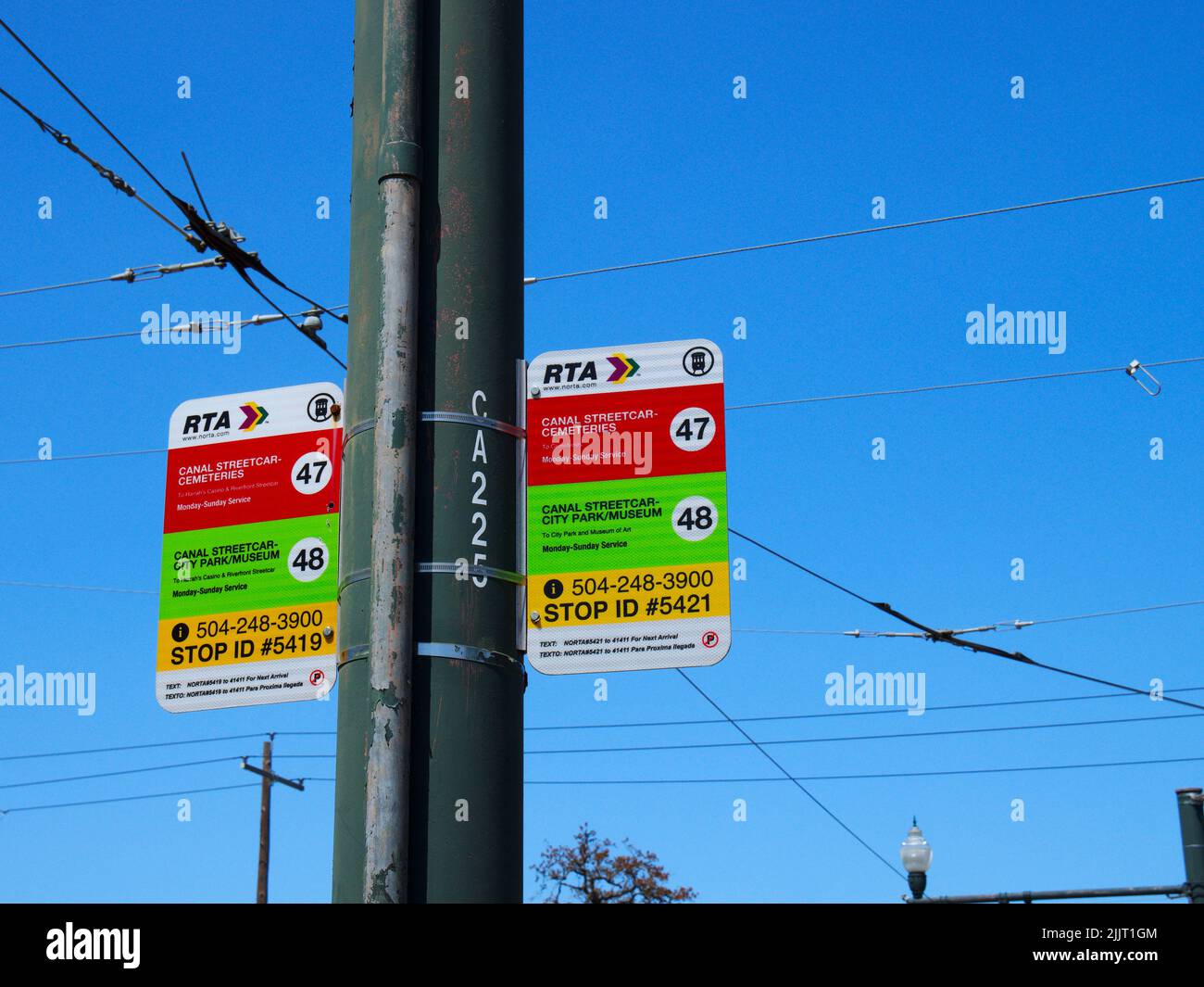 Un bel colpo di cartelli indica il punto di trasferimento per due fermate di tram a New Orleans, USA Foto Stock