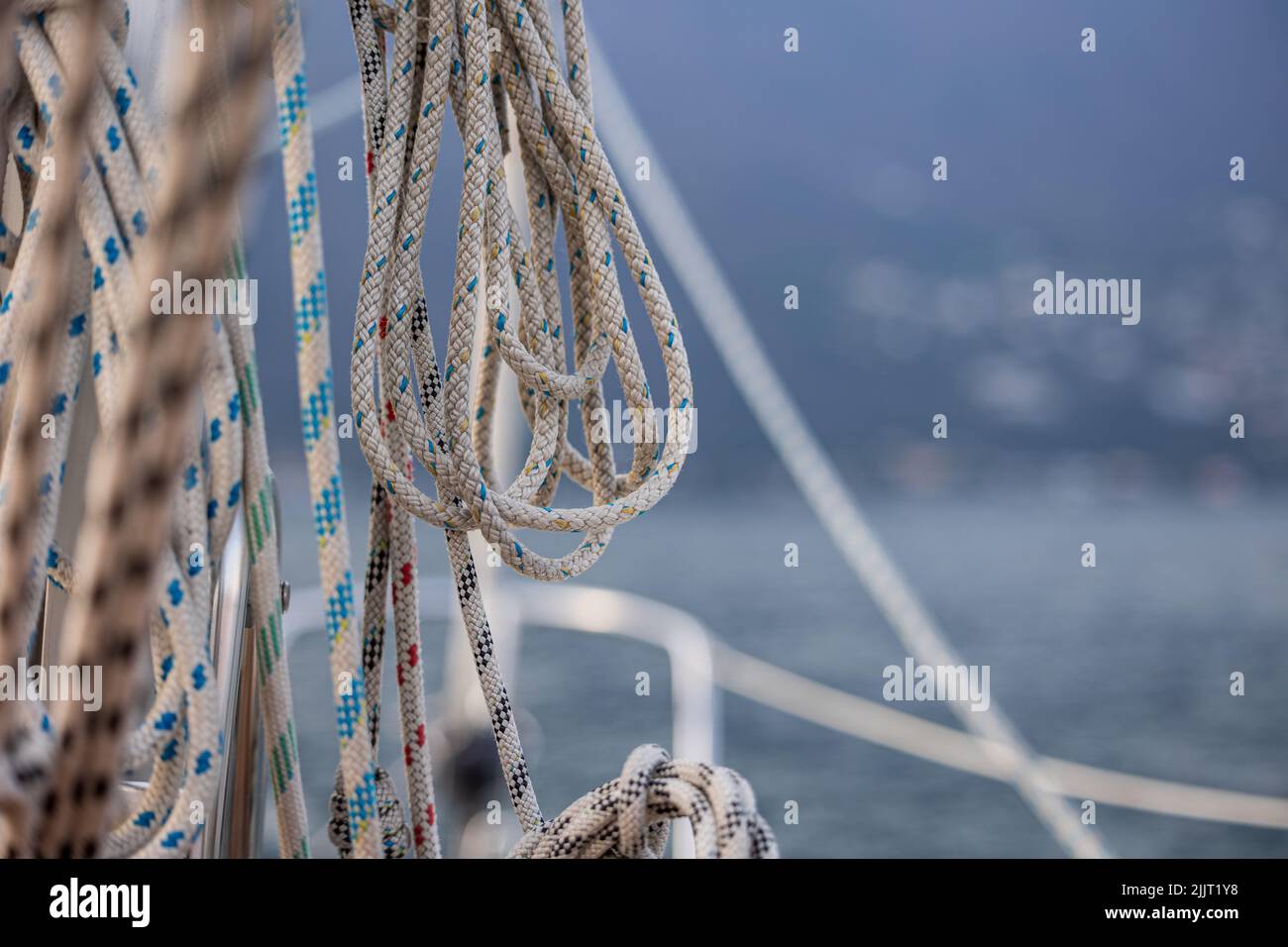 Un primo piano di funi per barche a vela su uno sfondo sfocato Foto Stock