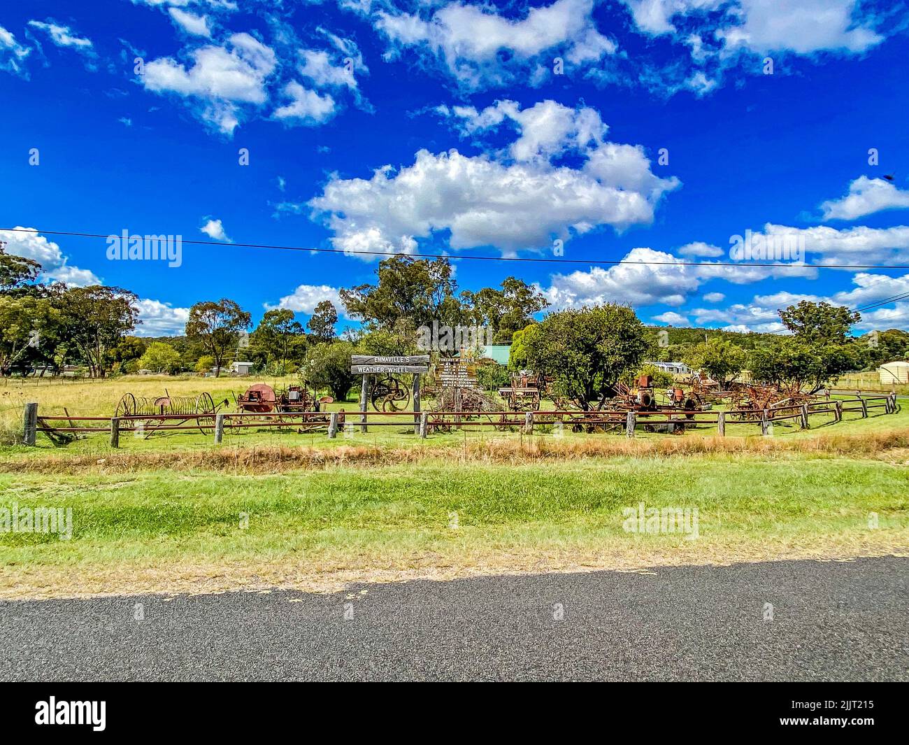 Un vecchio macchinario agricolo in un campo nella Città del Paese di Emmaville, Australia Foto Stock