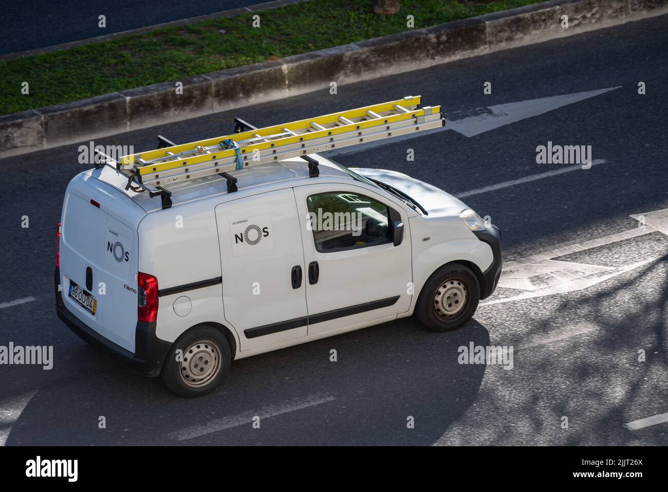 Un veicolo di assistenza della società di comunicazioni NOS che guida per le strade di Lisbona, Portogallo Foto Stock