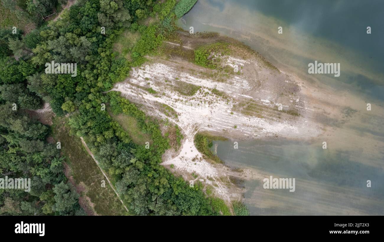 Laghi blu dall'alto. Laghi nella foresta verde in serata luce del sole vista aerea drone. Sfondo panoramico estivo. Pittoresco lago con foresta. Foto di alta qualità Foto Stock