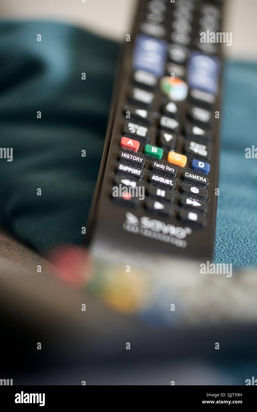 Primo piano di un telecomando per televisori di marca Savio. Foto Stock
