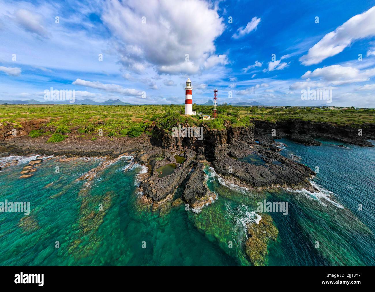 Vista aerea che torreggia sulle scogliere del Faro di Albion sull'isola di Mauritius, che offre una vista panoramica delle formazioni rocciose e delle scogliere del mare blu Foto Stock