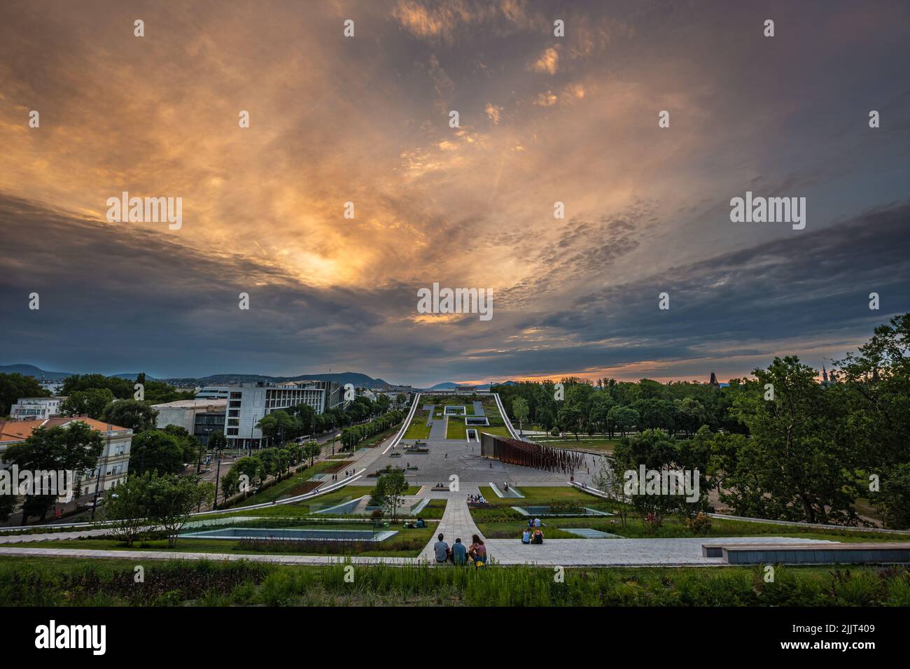 Budapest, Ungheria - Giardino sul tetto del Museo di Etnografia al Parco della Città con belle e colorate nuvole al tramonto Foto Stock