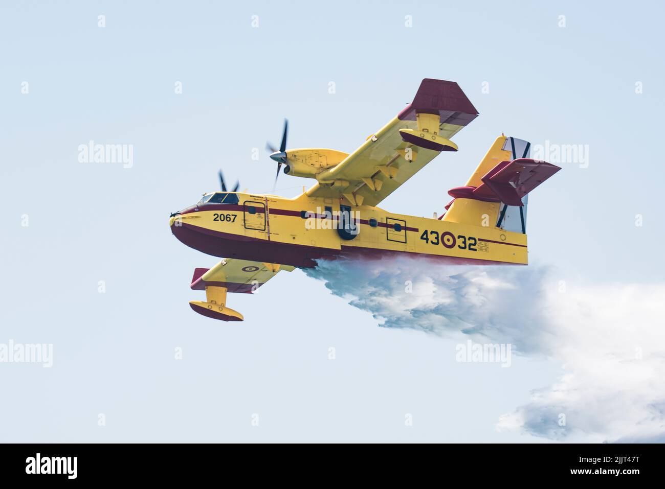 Un bel colpo di un Canadair CL-215 Avion apagafuegos incentio aereo antincendio nel cielo blu Foto Stock