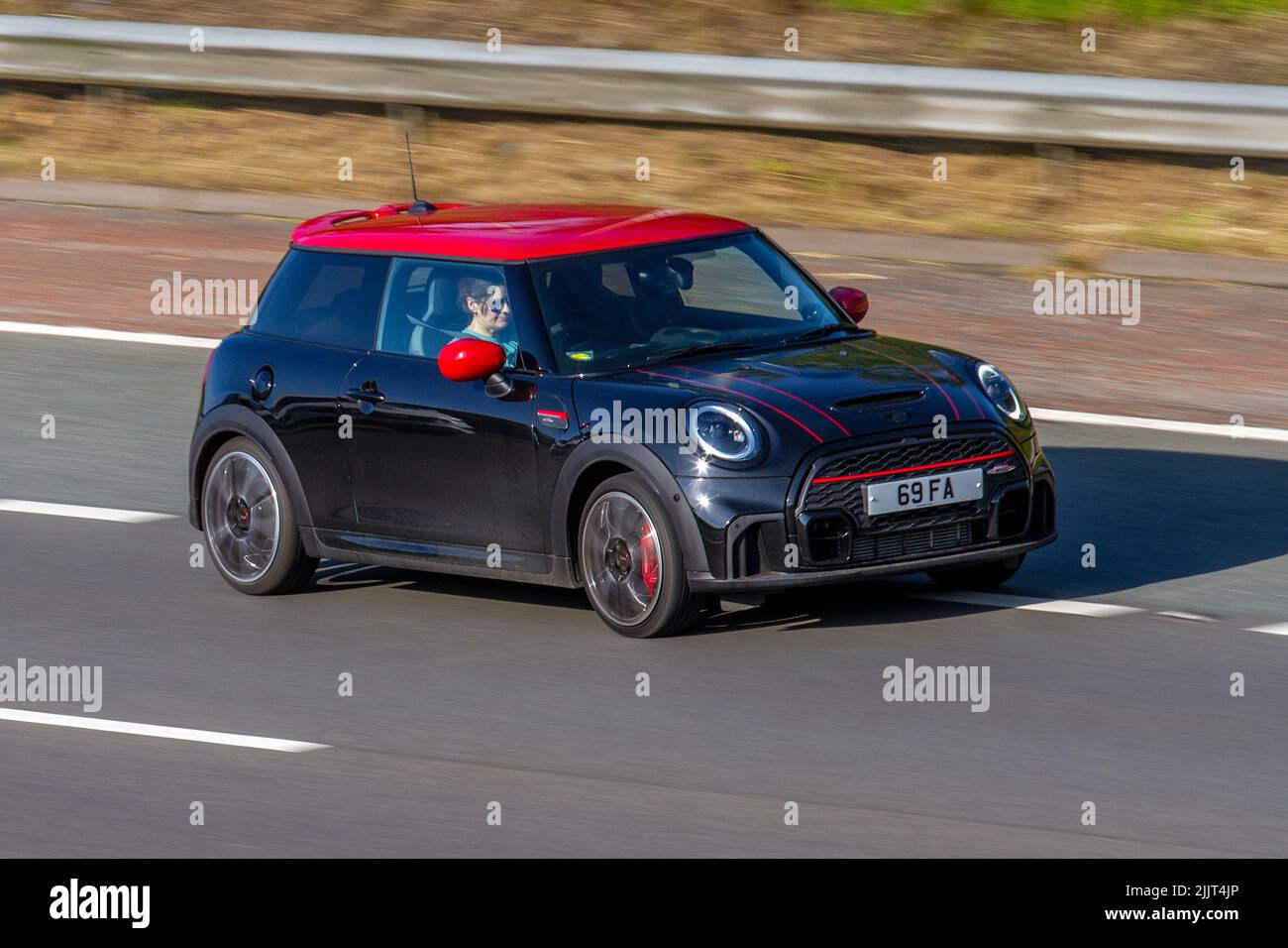 2021 Black MINI JOHN COOPER LAVORA 1998cc benzina 6 Speed automatico; viaggiando sull'autostrada M6, Regno Unito Foto Stock