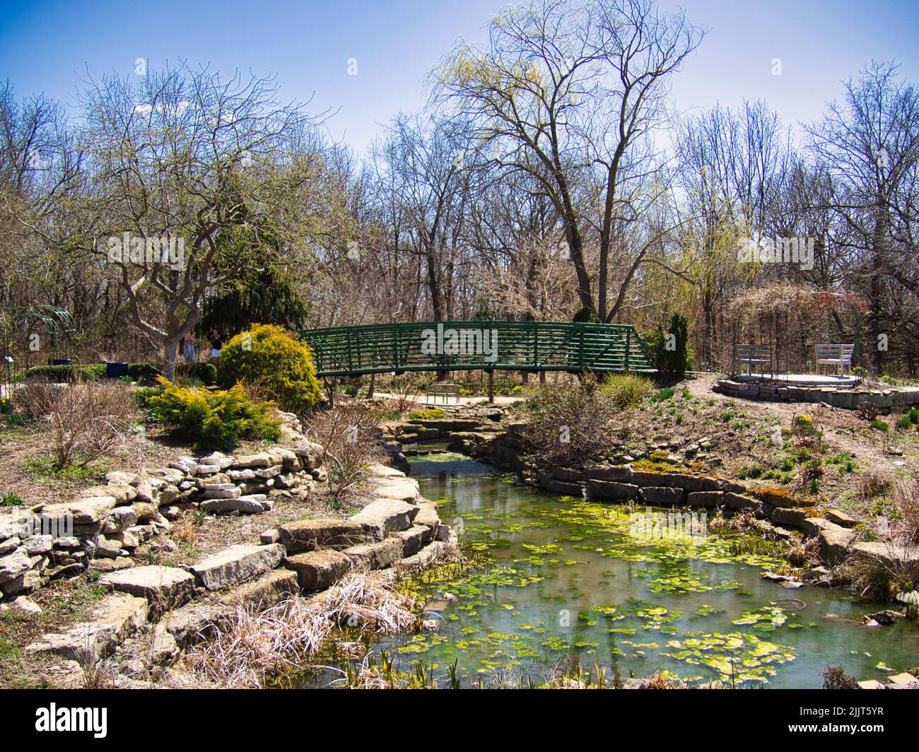 Un piccolo ponte su un fiume in Overland Park Arboretum, Kansas, Stati Uniti Foto Stock