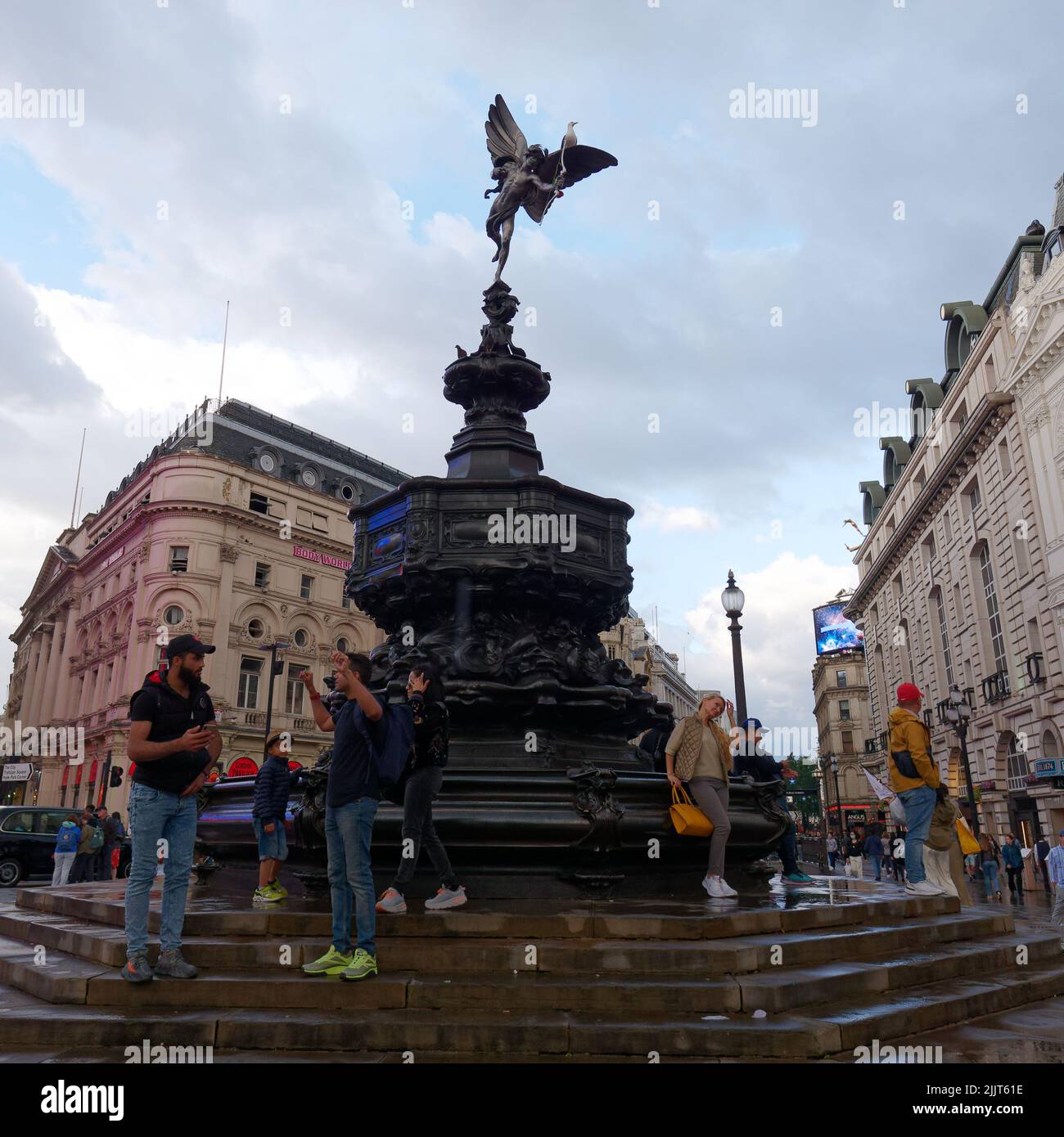 Londra, Greater London, Inghilterra, giugno 30 2022: Folle intorno alla Shaftesbury Memorial Fountain aka Eros dopo la pioggia in Piccadilly Circus. Foto Stock