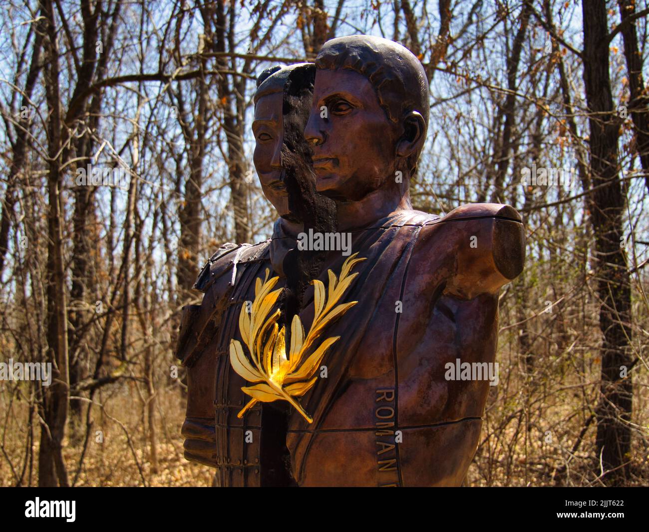 Primo piano di una scultura in bronzo di un uomo tagliato a metà all'Overland Park Arboretum, Kansas, USA Foto Stock