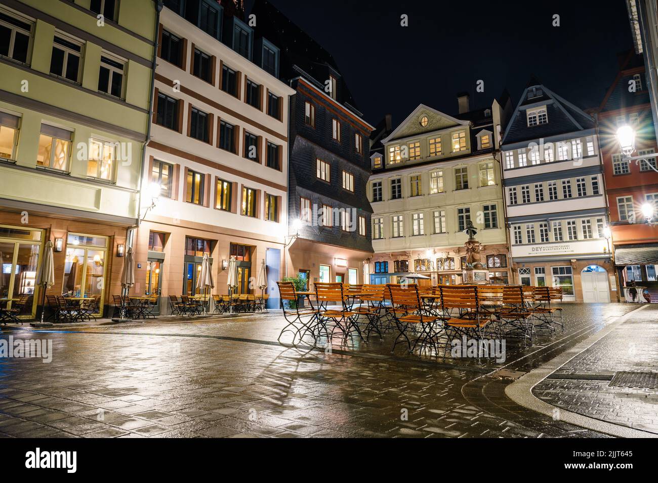 La città storica di Francoforte dopo la pioggia in Germania Foto Stock