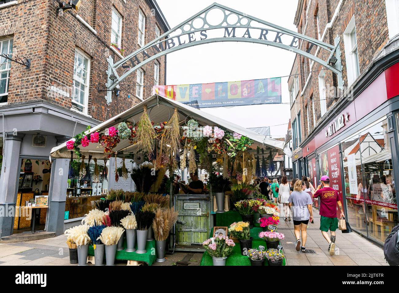 L'area del mercato di Shambles nel centro della città di York con i commercianti di mercato che vendono le merci, York, Inghilterra, Regno Unito nell'estate 2022 Foto Stock