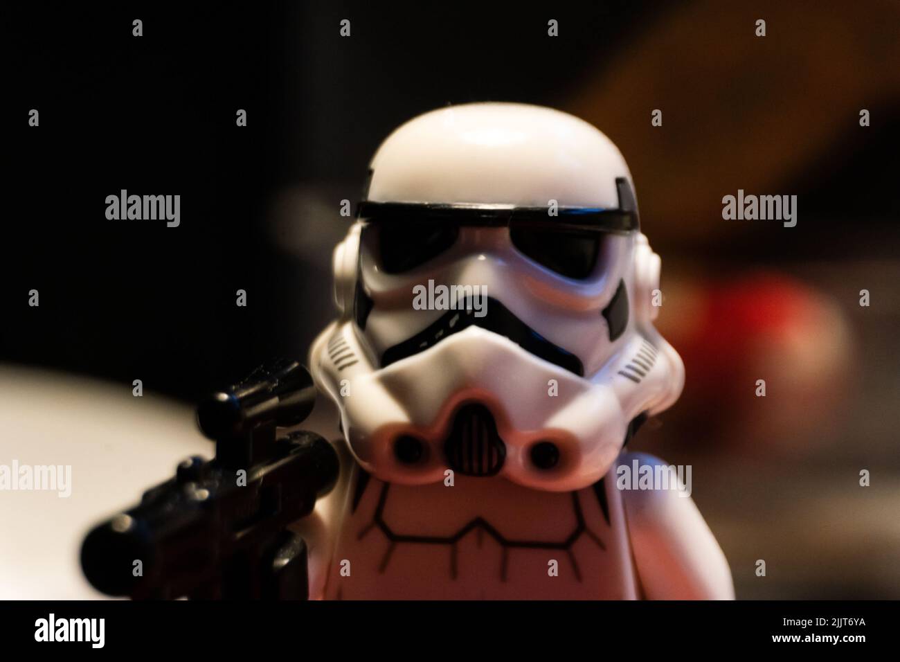 Primo piano di un personaggio di Lego Star Wars Stormtrooper Mini con sfondo sfocato Foto Stock