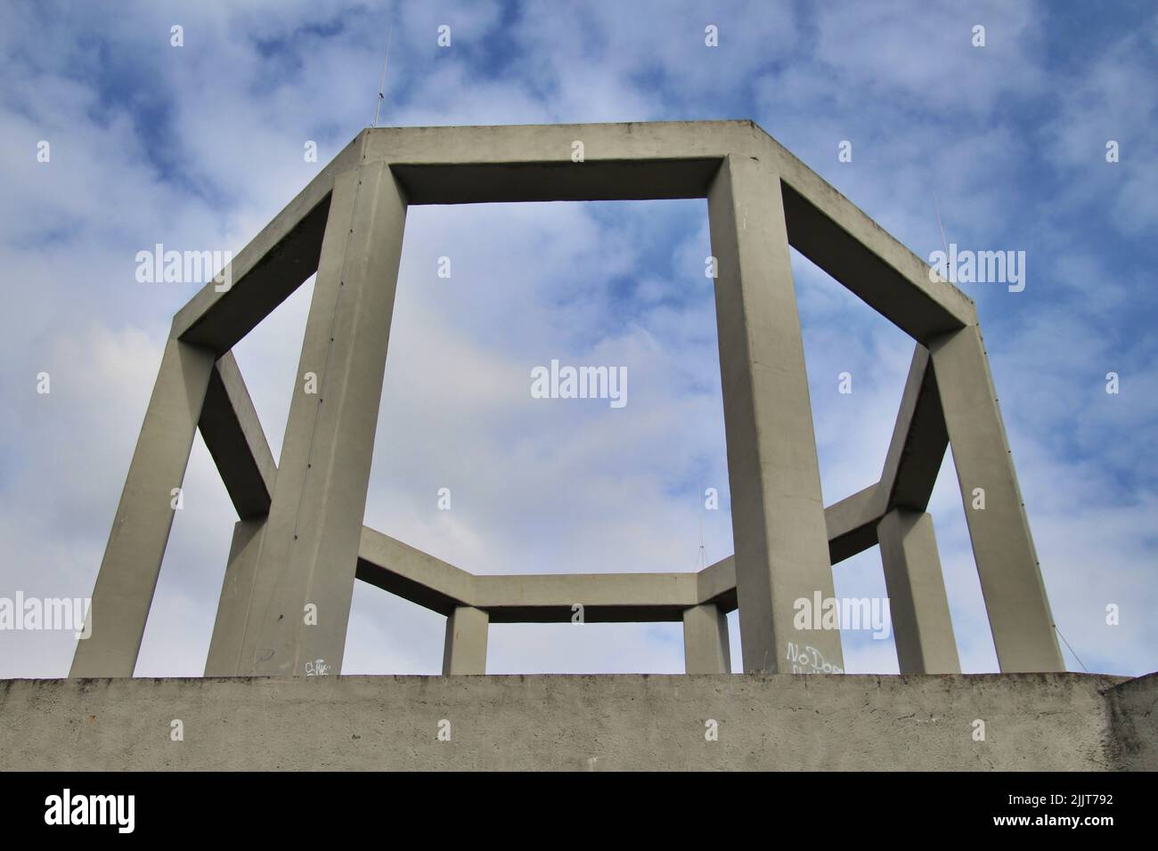 Un piccolo colpo d'angolo delle rovine di un vecchio gasometro a Nordstern Park, Gelsenkirchen, Germania Foto Stock