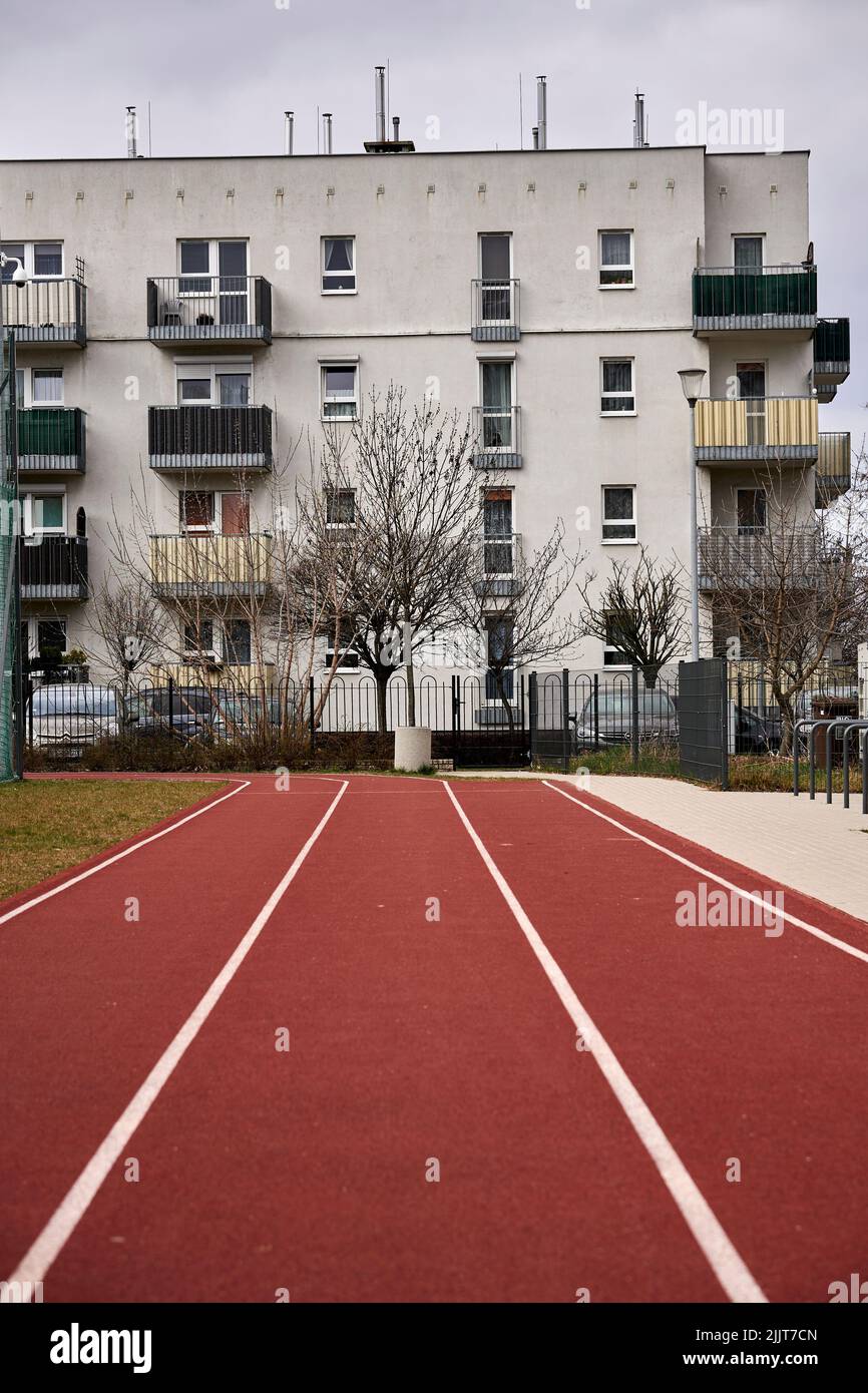 Una pista da primo piano di un campo sportivo che conduce ad un edificio di appartamenti nel quartiere di stare Zegrze. Foto Stock
