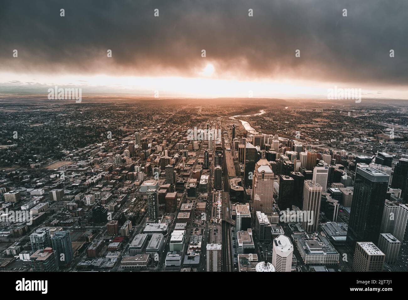 Vista aerea di una città con il sole all'orizzonte. Foto Stock