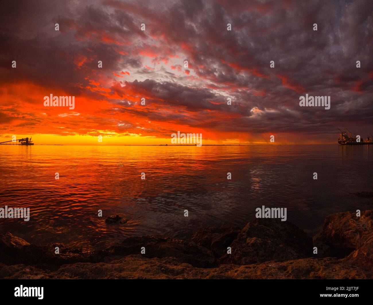 Una splendida vista panoramica di un cielo crepuscolo al tramonto su Kwinana Beach, Perth, Australia Occidentale. Foto Stock