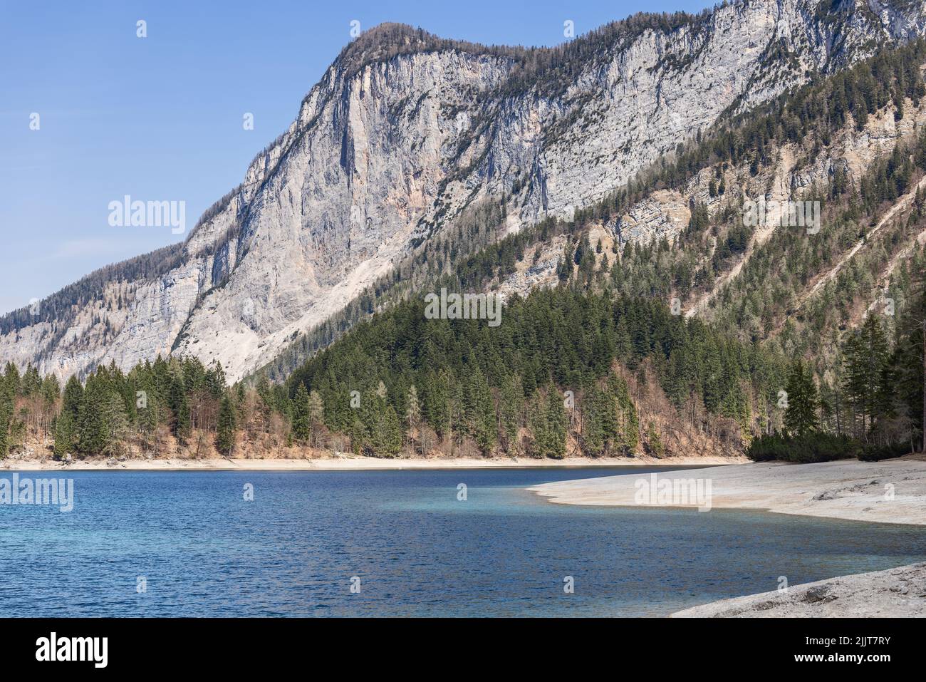 Maestose cime boschive delle Dolomiti di Brenta e del Lago Tovel create da una frana, Ville d'Anaunia, Trentino, Italia Foto Stock