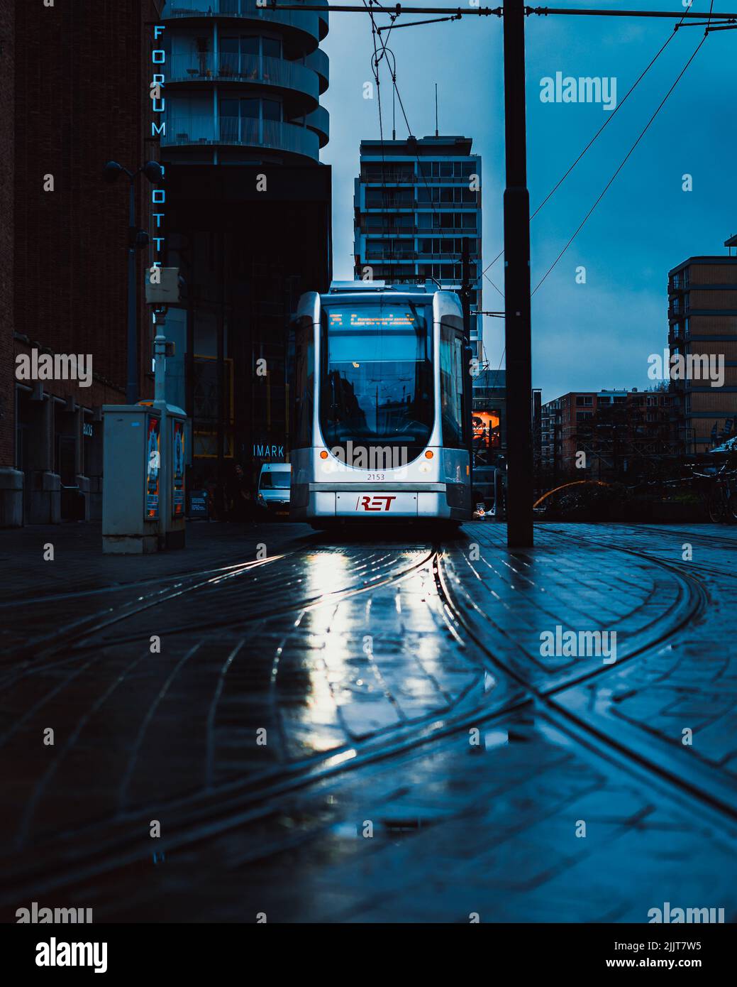 Una vista moody di un tram in una giornata piovosa di sera Foto Stock