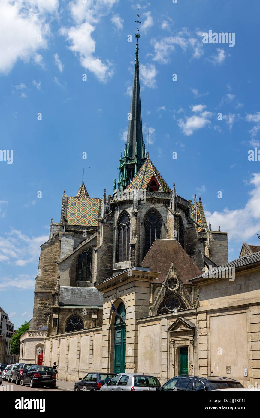 Uno scatto verticale della Cattedrale di Digione, o la Cattedrale di San Benignus di Digione. Francia. Foto Stock